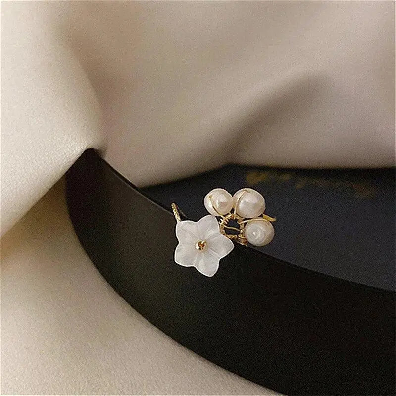 Adjustable Pearl Flower Ring in Golden