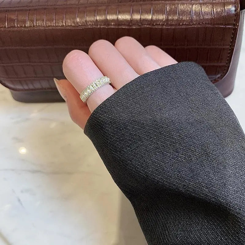 Luxury ring made of golden and pearls