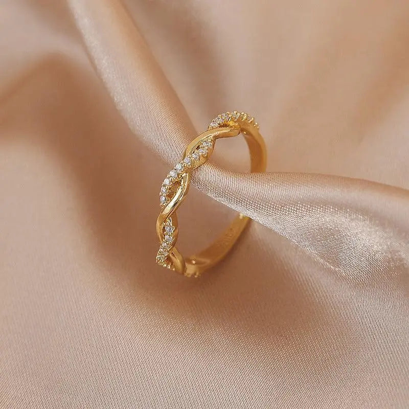 Adjustable ring with golden braided zirconia stones