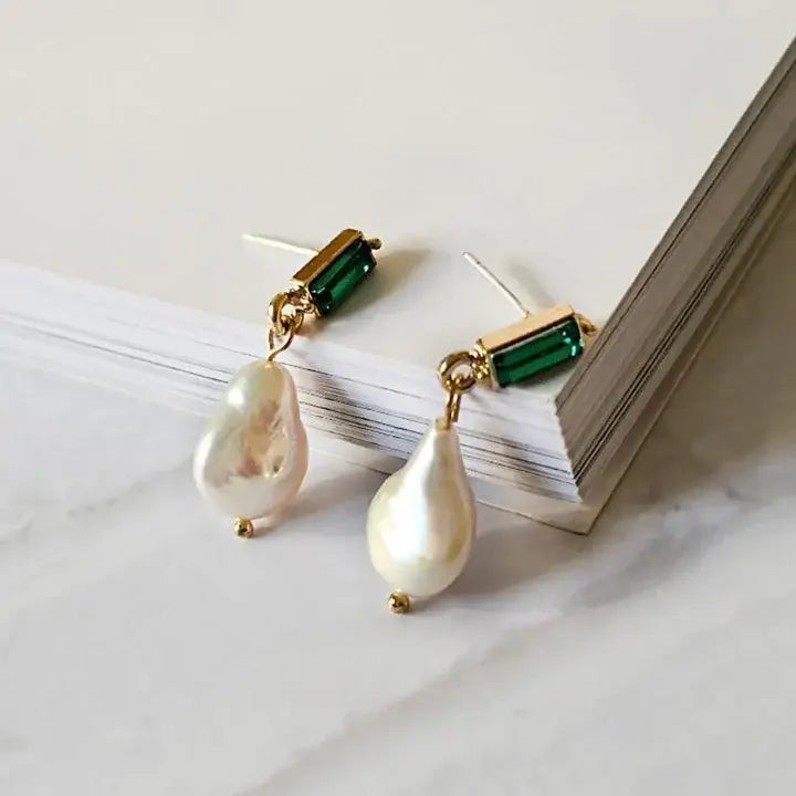 Pearl earrings with emeralds in golden