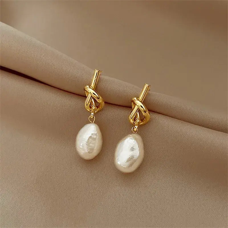 Elegant baroque pearl earrings in golden