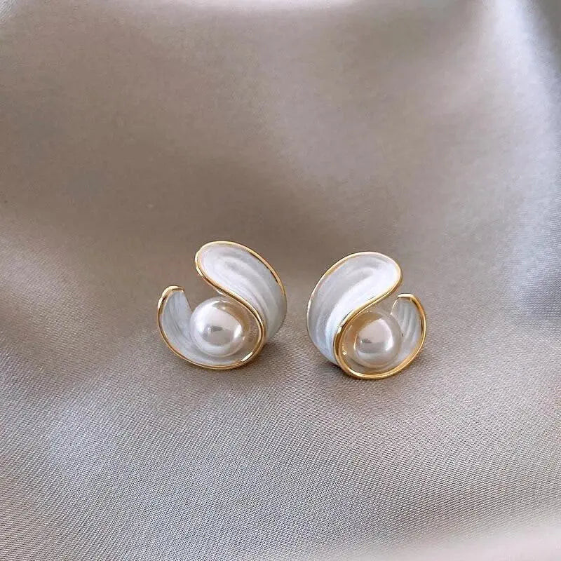 Luxurious earrings with white opal and pearl