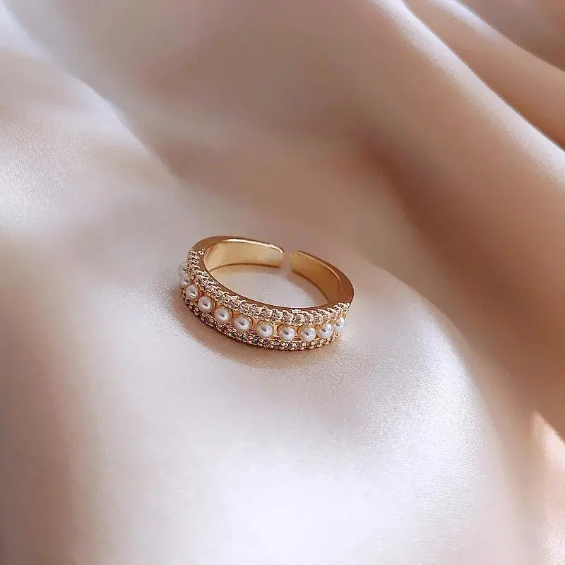 Luxury ring made of golden and pearls