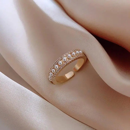 Luxury ring made of golden and pearls
