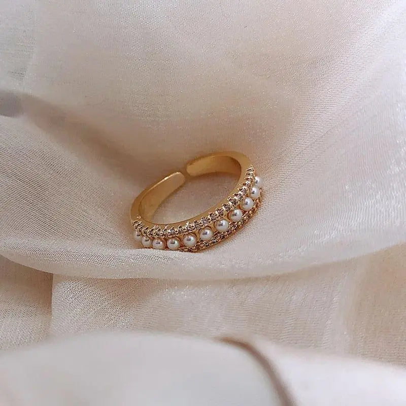 Luxury ring made of golden and pearls