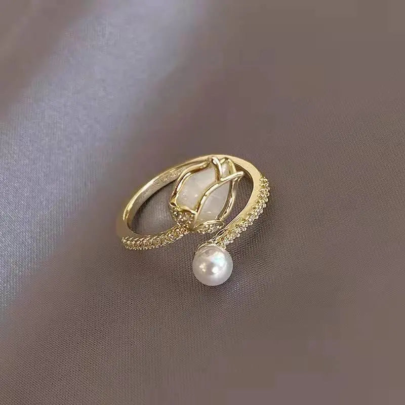 Adjustable white tulip ring with pearl golden