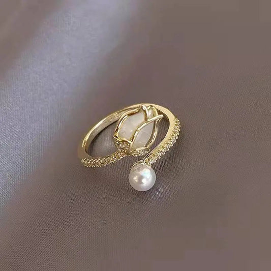 Adjustable white tulip ring with pearl golden