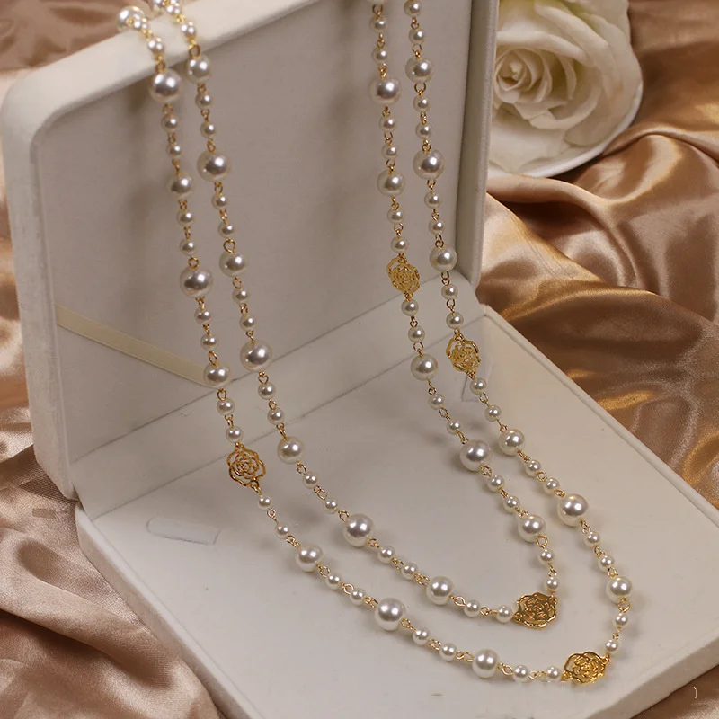 Elegant golden pearl necklace