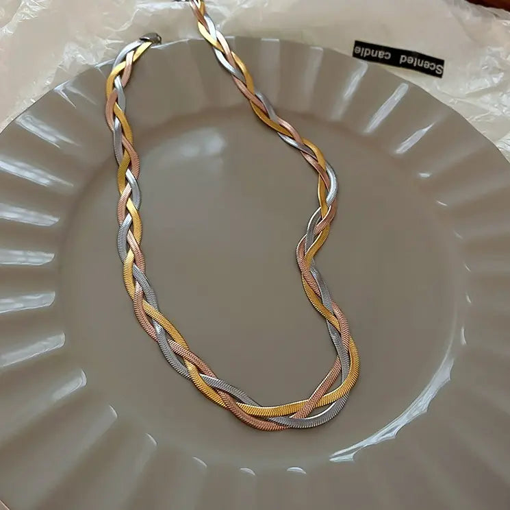 Elegant necklace made of golden and silver